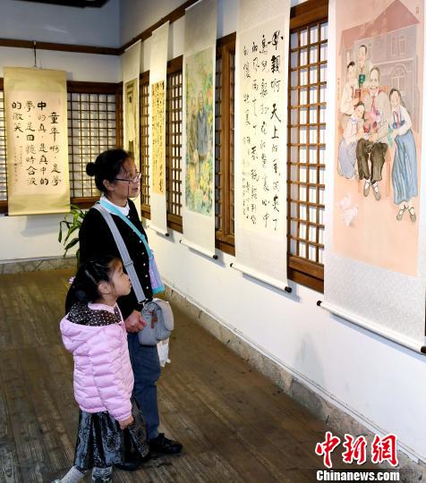 冰心生平与作品书画征集展吸引观众眼球。　记者刘可耕 摄