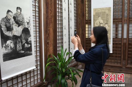 冰心生平与作品书画征集展吸引观众眼球。　记者刘可耕 摄