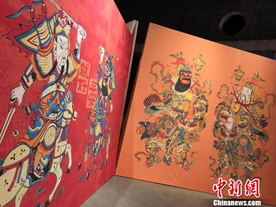 该展集中展示了融入当代美学观念的门神、年画、皮影艺术 