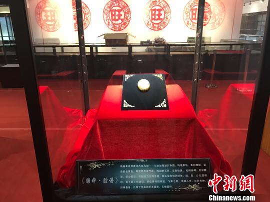 展会现场展出的名石。　杨静 摄