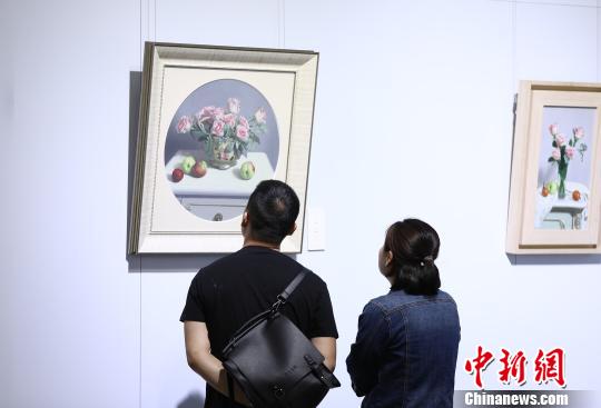 现场观众观看油画展 邢翀 摄