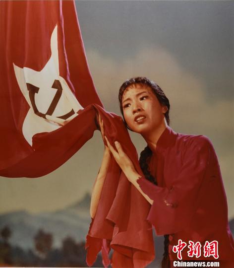 革命现代舞剧《红色娘子军》剧照 46×40.5cm 1970 彩色照片 中国美术馆藏。中国美术馆供图